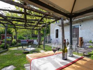 una mesa con dos copas de vino. en Holiday Home Meri by Interhome, en Cannero Riviera