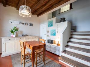 comedor con mesa, sillas y escaleras en Holiday Home Meri by Interhome, en Cannero Riviera