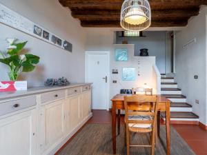 una cocina con una mesa de madera y una escalera en Holiday Home Meri by Interhome, en Cannero Riviera
