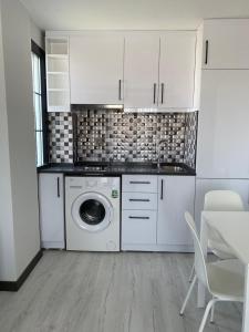 Kuchyň nebo kuchyňský kout v ubytování Cicek Apart Hotel