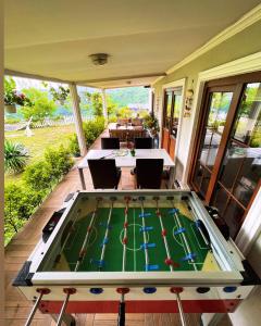 een pooltafel in het midden van een patio bij Trabzon saklı villa in Akcaabat