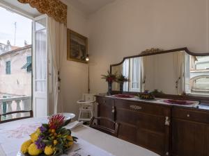 baño con espejo grande en un tocador en Apartment Torre Antica-2 by Interhome, en Noli