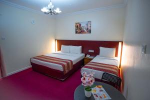 Postel nebo postele na pokoji v ubytování Al Karnak Hotel