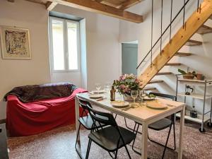 un soggiorno con tavolo e divano di Holiday Home La Canonica - PRE190 by Interhome a Praelo