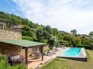 basen w ogrodzie z krzesłami i dom w obiekcie Holiday Home Casetta by Interhome w mieście Cortemilia