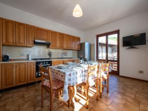 una cocina con mesa y sillas y una cocina con en Holiday Home Monte San Giulio by Interhome, en Pella