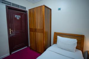 Postel nebo postele na pokoji v ubytování Al Karnak Hotel
