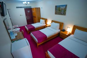 Postel nebo postele na pokoji v ubytování Al Karnak Hotel