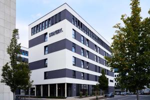 ein Bürogebäude mit einem Schild auf der Seite in der Unterkunft STAYERY Bielefeld Hauptbahnhof in Bielefeld