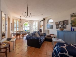 uma sala de estar com um sofá e uma mesa em Holiday Home La Meridiana-1 by Interhome em San Damiano dʼAsti