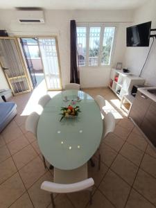 een witte tafel en stoelen in de woonkamer bij Le Dimore di Chiara in Imperia