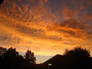 um céu ao pôr-do-sol com nuvens no céu em Ferienwohnungen Lohbinder Fam Holzer em Rottach-Egern