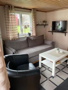 Posezení v ubytování Gävle hel Lägenhet Stuga i 2 plan 28 m2 Centrum 3 Furuvik 9