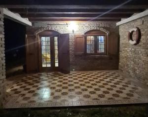 una stanza vuota con pavimento a scacchi e due finestre di Vikendica Kapetan Bajski a Bezdan Altre 18 foto