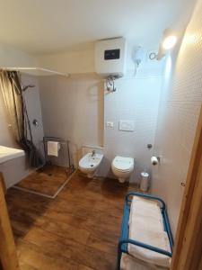een kleine badkamer met een toilet en een wastafel bij Le Dimore di Chiara in Imperia