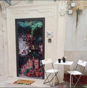 un tavolo e sedie di fronte a un muro di mattoni di Risvegli Partenopei House a Napoli