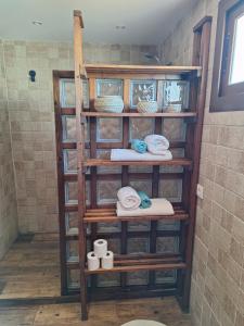 a shelf in a bathroom with towels and toiletries at Cocorelax 2 Otro Lugar de Relax en Lanzarote in Guatiza