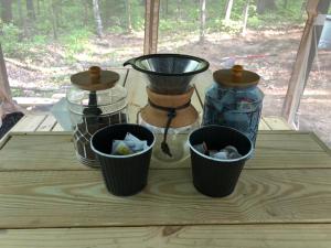 Příslušenství pro přípravu čaje a kávy v ubytování Red Creek Hideaway in Cooperstown NY