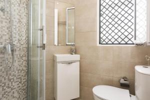 Ένα μπάνιο στο City Rooms Guest House by HD +50 φωτογραφίες