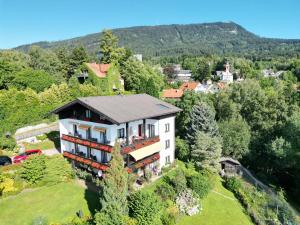 eine Luftansicht eines Hauses auf einem Hügel in der Unterkunft Pension Seirer in Sankt Radegund bei Graz