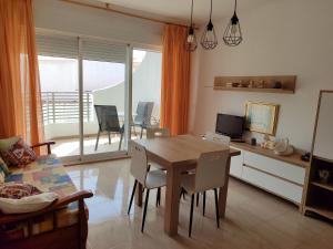 TV a/nebo společenská místnost v ubytování Apartamento 1 linea playa