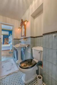 La salle de bains est pourvue de toilettes et d'un lavabo. dans l'établissement Villa Dalenstein, à Velp