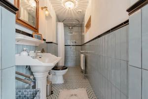 a bathroom with a sink and a toilet at Villa Dalenstein in Velp