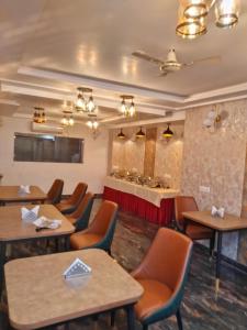 Reštaurácia alebo iné gastronomické zariadenie v ubytovaní Hotel Aman Residency