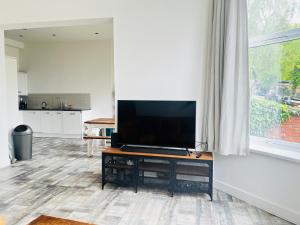 TV tai viihdekeskus majoituspaikassa Leah Suite by Koya Homes