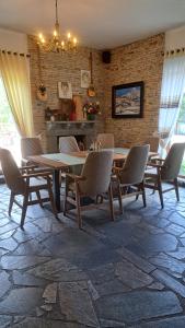 ein Esszimmer mit einem Tisch und Stühlen in der Unterkunft Hotel Margjeka in Valbonë