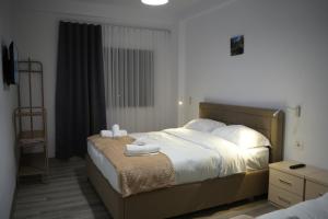 Postel nebo postele na pokoji v ubytování Vila Sofia Gllava - Resort