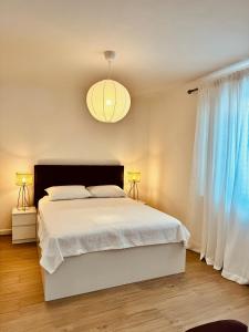 Un pat sau paturi într-o cameră la Apartments Lorena
