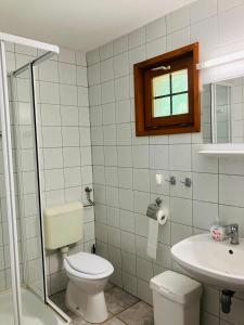 ein Bad mit einem WC und einem Waschbecken in der Unterkunft Polzer CAMPING BÜKFÜRDŐ in Bük