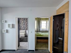 Habitación con dormitorio con cama y puerta en Pension Am Waldrand en Mosbach