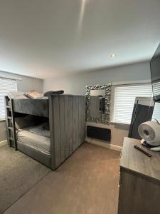 een slaapkamer met een stapelbed en een spiegel bij 19 Rodney Street Apartments in Liverpool
