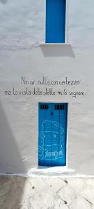 een foto van een blauwe deur aan een muur bij La Dimora di Netta in Carovigno