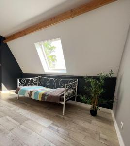 Schlafzimmer mit einem Bett und einem Fenster in der Unterkunft Nature et Moi in Wittes