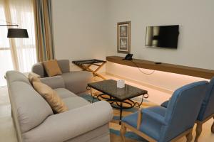 TV a/nebo společenská místnost v ubytování Sheraton Khalidiya Hotel