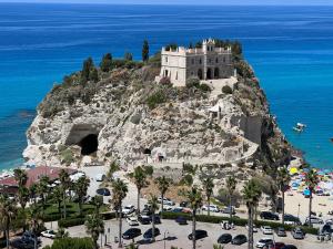 un castello in cima a una montagna vicino all'oceano di Casa La Pineta a Tropea