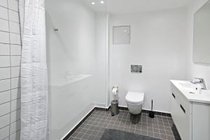 Um banheiro em Cool 1-bed w. private terrace