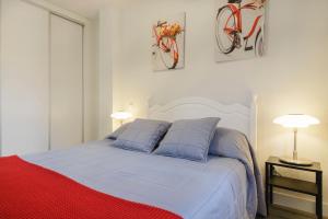 ein Schlafzimmer mit einem Bett mit zwei Fahrrädern an der Wand in der Unterkunft Apartamento primera linea de playa Fuengirola in Fuengirola
