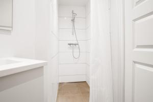 オーフスにある1-BR apartment in a quiet residential area - 228のシャワーと洗面台を備えた白いバスルーム
