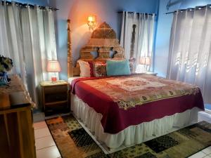 1 dormitorio con 1 cama grande en una habitación en 237 Bratton Avenue en Montego Bay
