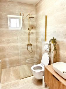y baño con ducha, aseo y lavamanos. en Apartments Lorena, en Primošten