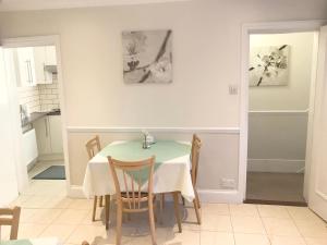 a dining room with a table and chairs at Lavender Guest House in London +26 photos