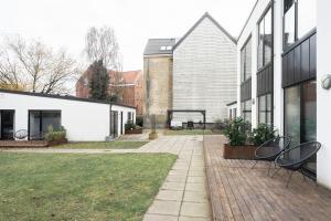 オーフスにあるFantastic 1-BR apartment with a terrace - 161の椅子が2脚置かれた建物の中庭 +1枚の写真