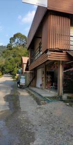 un edificio con una tienda al lado. en Thapae waterfall stay, en Ban Tha Phae