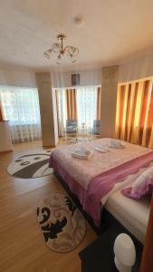1 dormitorio con 1 cama grande en una habitación en Apartament AKM, en Târgu Ocna