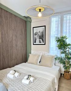 een slaapkamer met een groot bed en handdoeken bij 5496 - Studio Montparnasse Olympic Games 2024 in Parijs