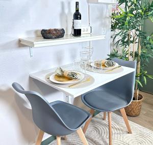 een tafel met twee stoelen en een bord eten erop bij 5496 - Studio Montparnasse Olympic Games 2024 in Parijs
